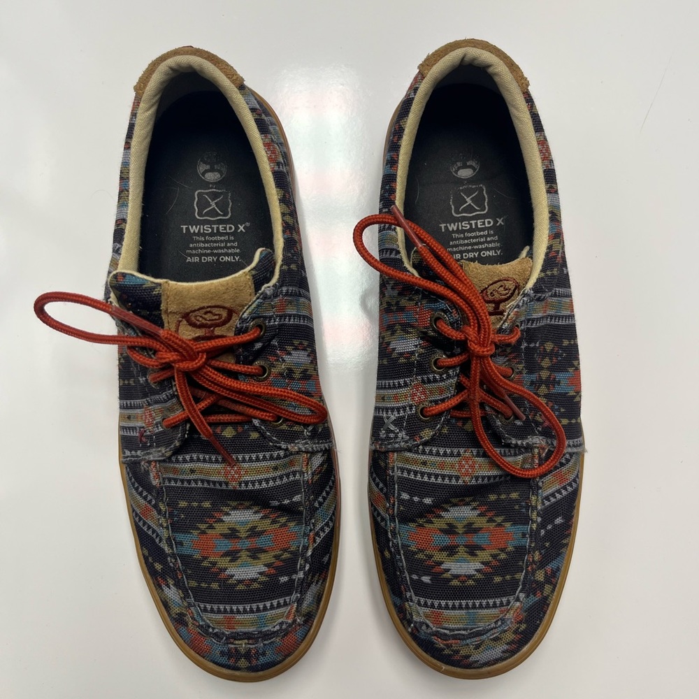 Twisted X Patterned Casual Shoes with Red Laces